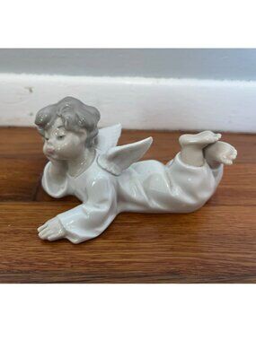 Vintage LLADRÓ "Angel Laying Down" Figurine #4541 Retired